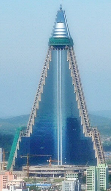 Ryugyong_Hotel_under_construction_on_26_August_20091.jpg
